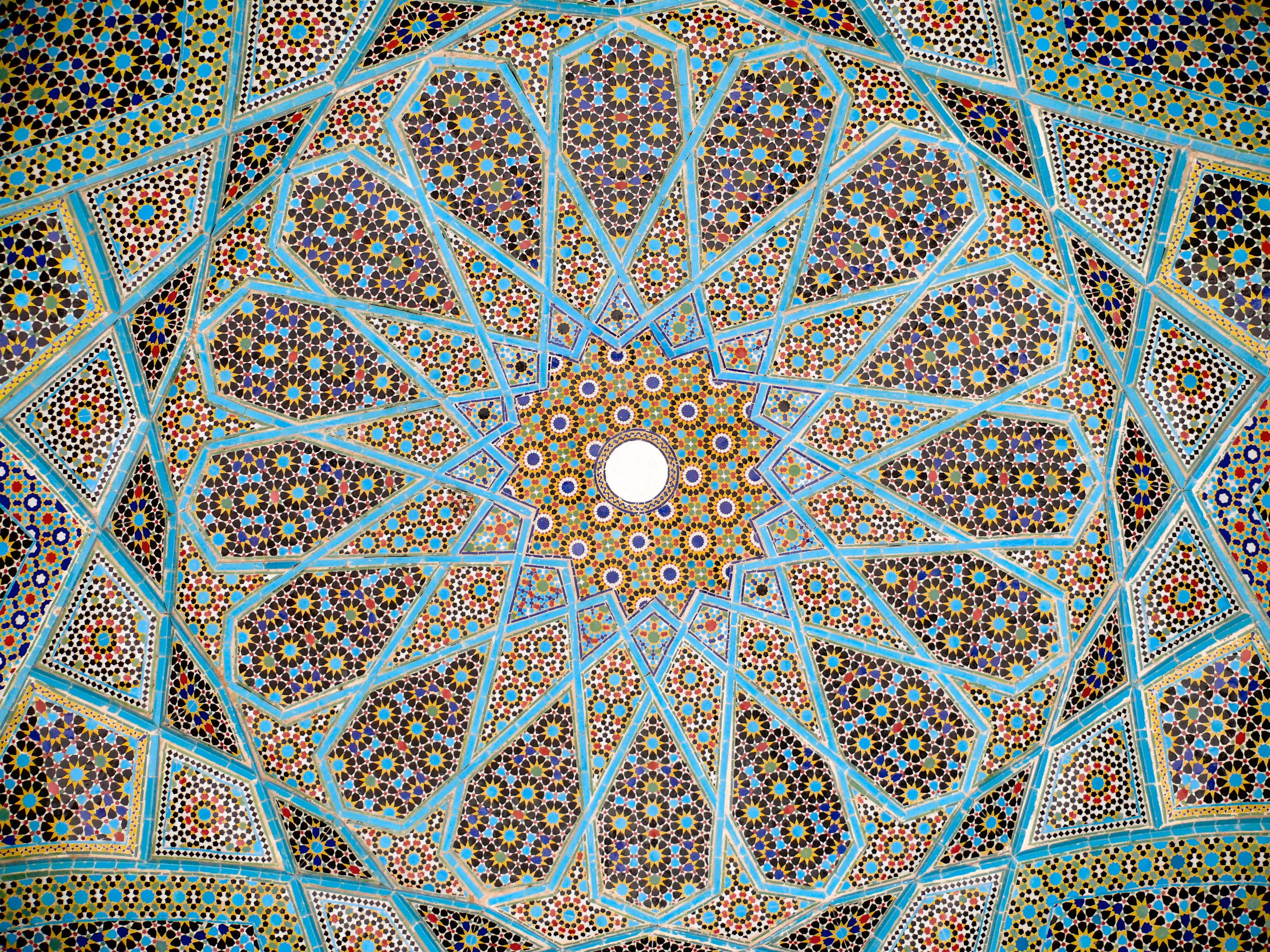 Diseño de un techo con un mosaico de cerámica iraní, en la tumba de Hafez en Shiraz, Irán, provincia de Fars. En su mayoría, la cerámica es de color azul claro, marrón y verde.