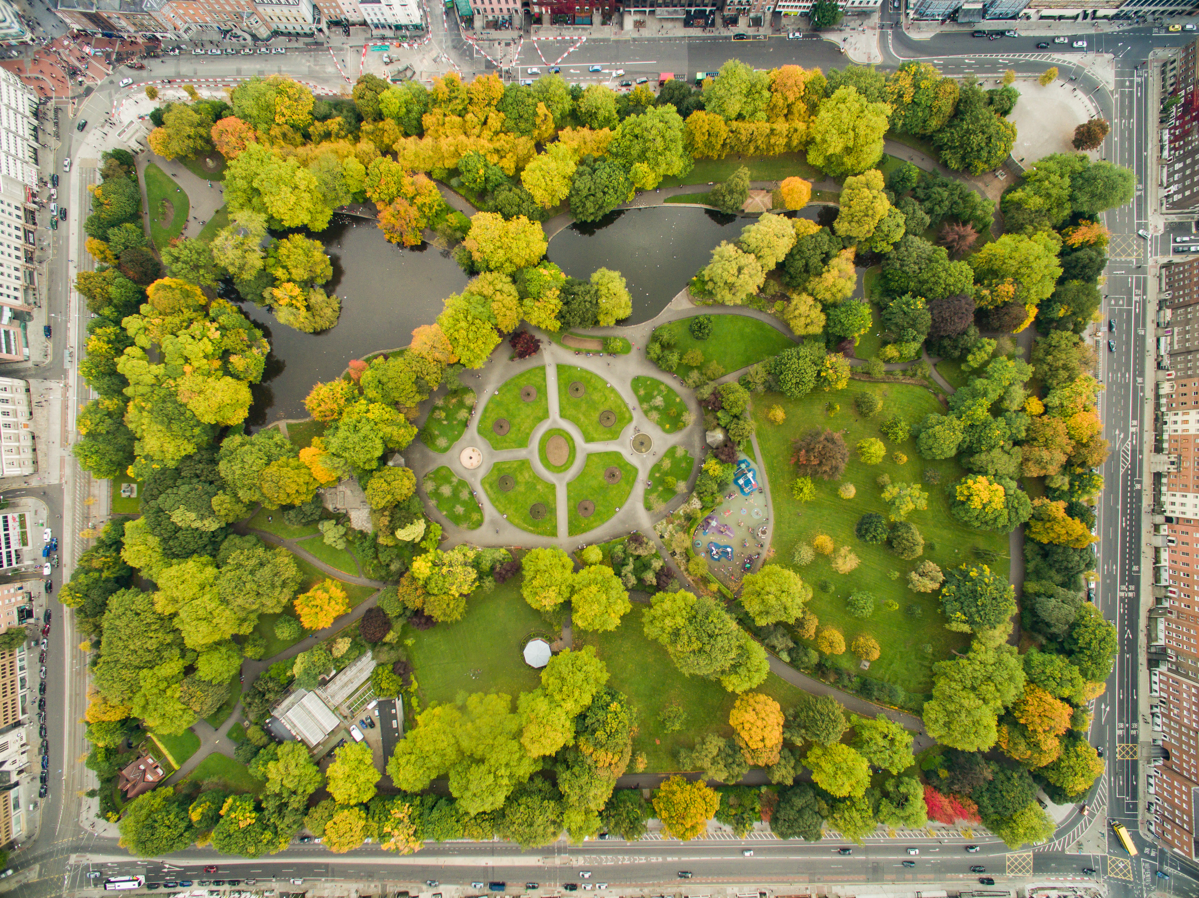 Fotografía de un parque de una ciudad visto desde arriba.