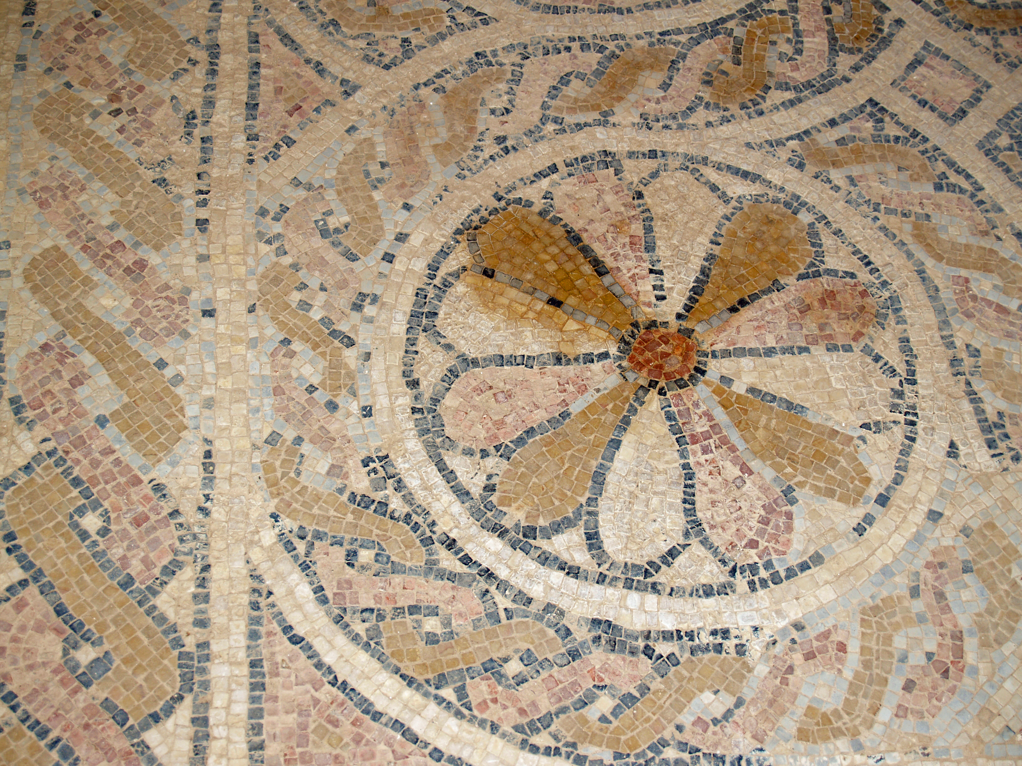 Un piso con diseño de mosaico hecho de muchas baldosas cuadradas pequeñas.