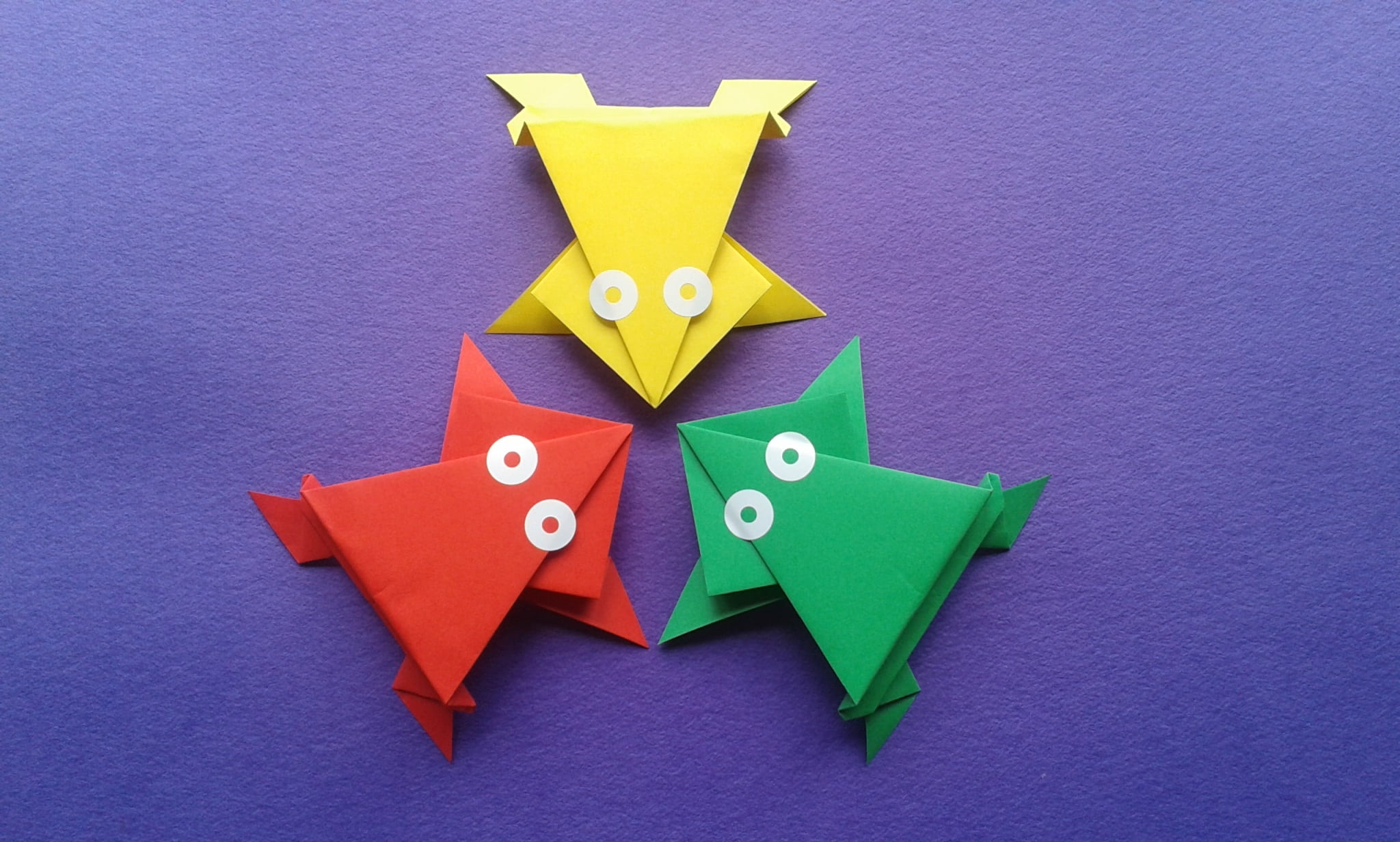 Frogs made by folding small pieces of paper. 