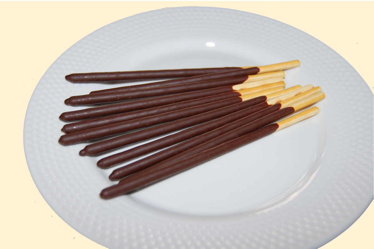 Plato blanco con 11 palitos de pan cubiertos de chocolate. Son populares en Japón, Taiwán y otros países del este de Asia.