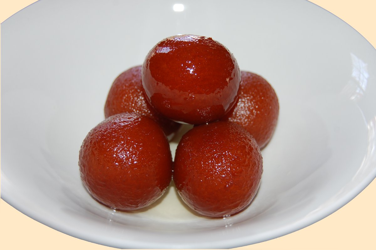 Golosinas circulares rojas llamadas gulab jamuns. Son populares en India, Pakistán y países del sur de Asia.