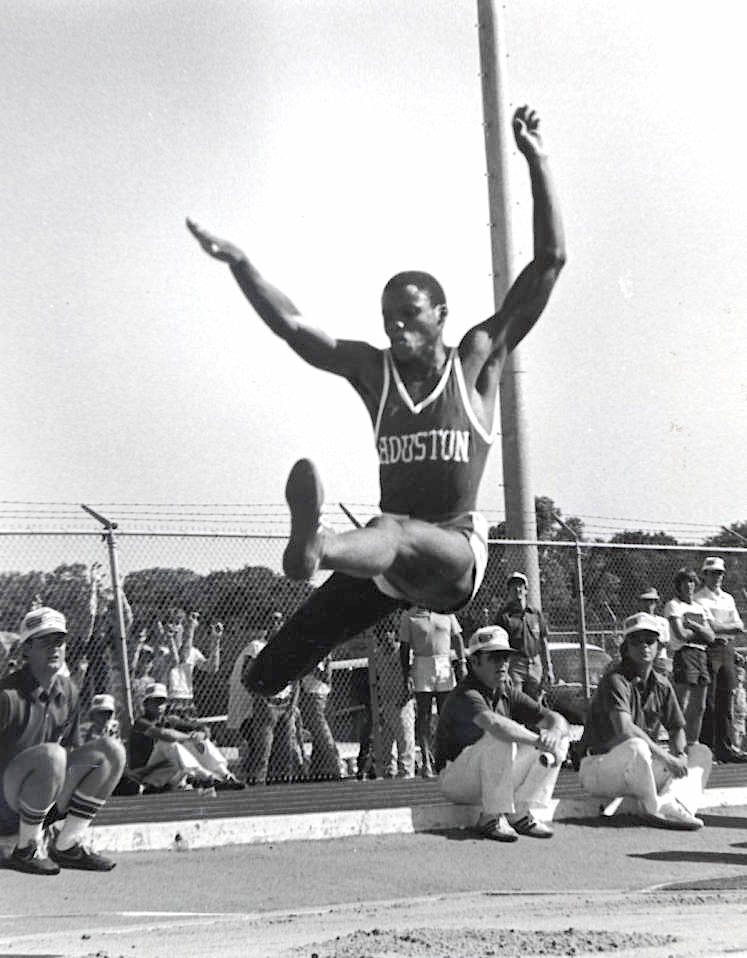 Fotografía de Carl Lewis en una prueba de salto largo.