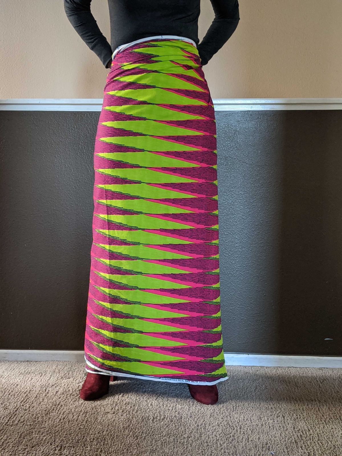 Fotografía de una tela colorida envuelta alrededor de la cintura de una persona.