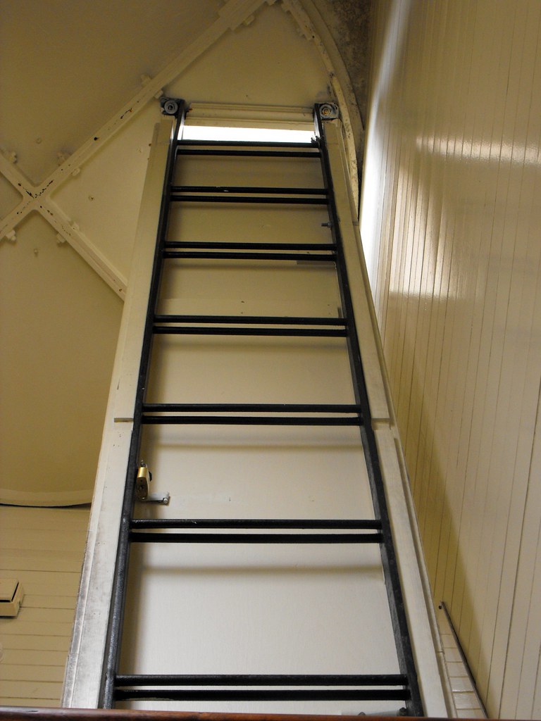 Fotografía de una escalera plegable.