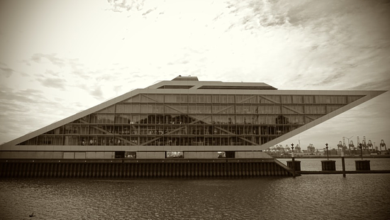 an image of the Architecture Port Elbe Hamburg Building