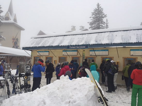 an image of skiiers waiting in a line