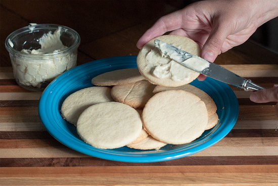 Image of a plate of circular-shaped cookies.